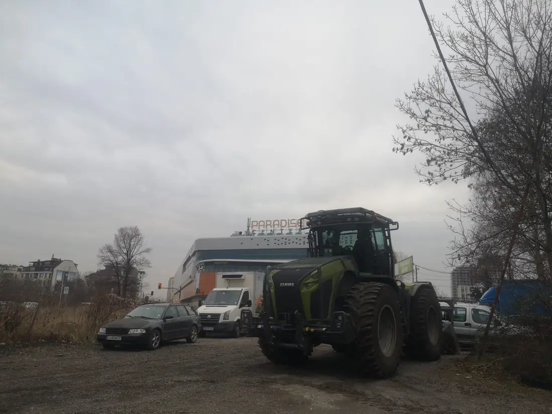 Тежка машина на трасето за нов булевард в София