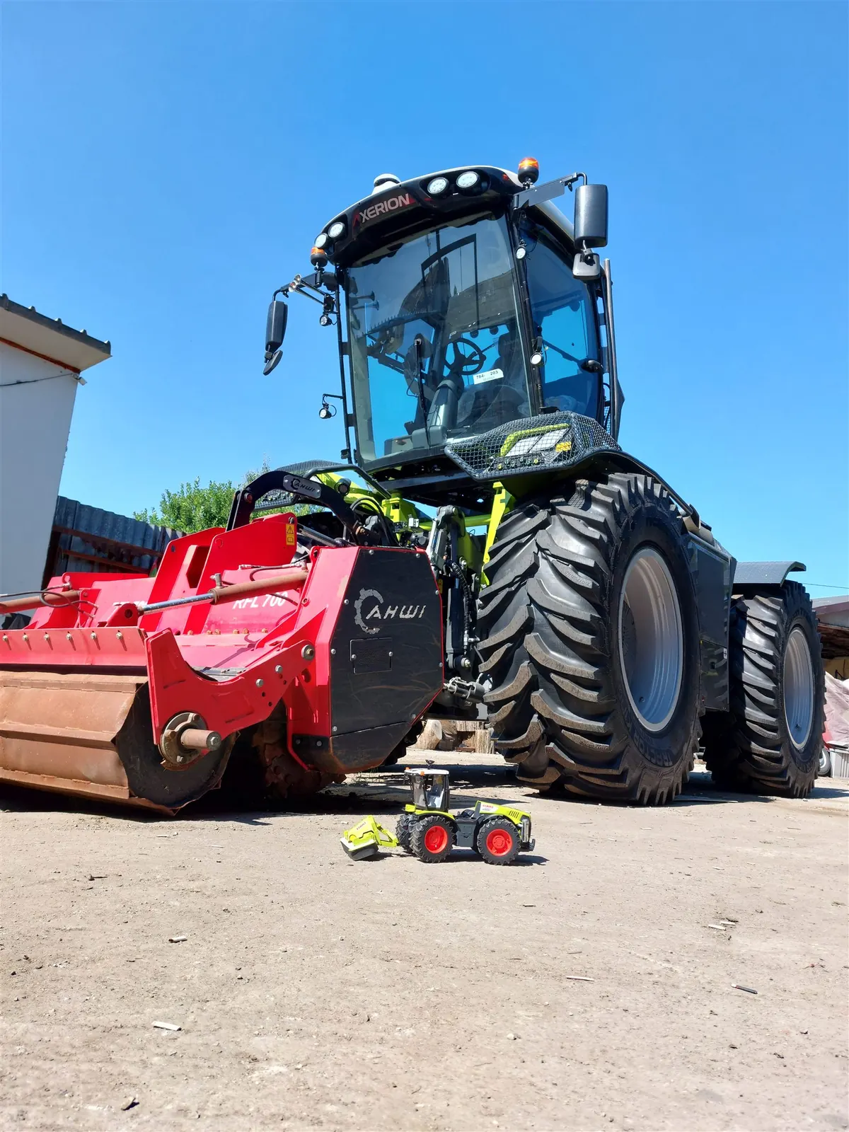 CLAAS XERION и горски мулчер FAE от машинния парк на ZVER