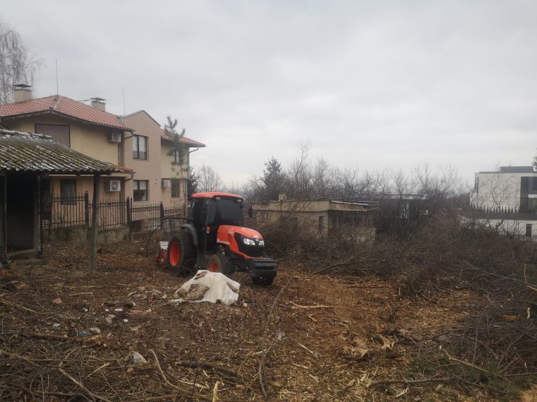Машина при разчистване на дървета и храсти в двор в Драгалевци